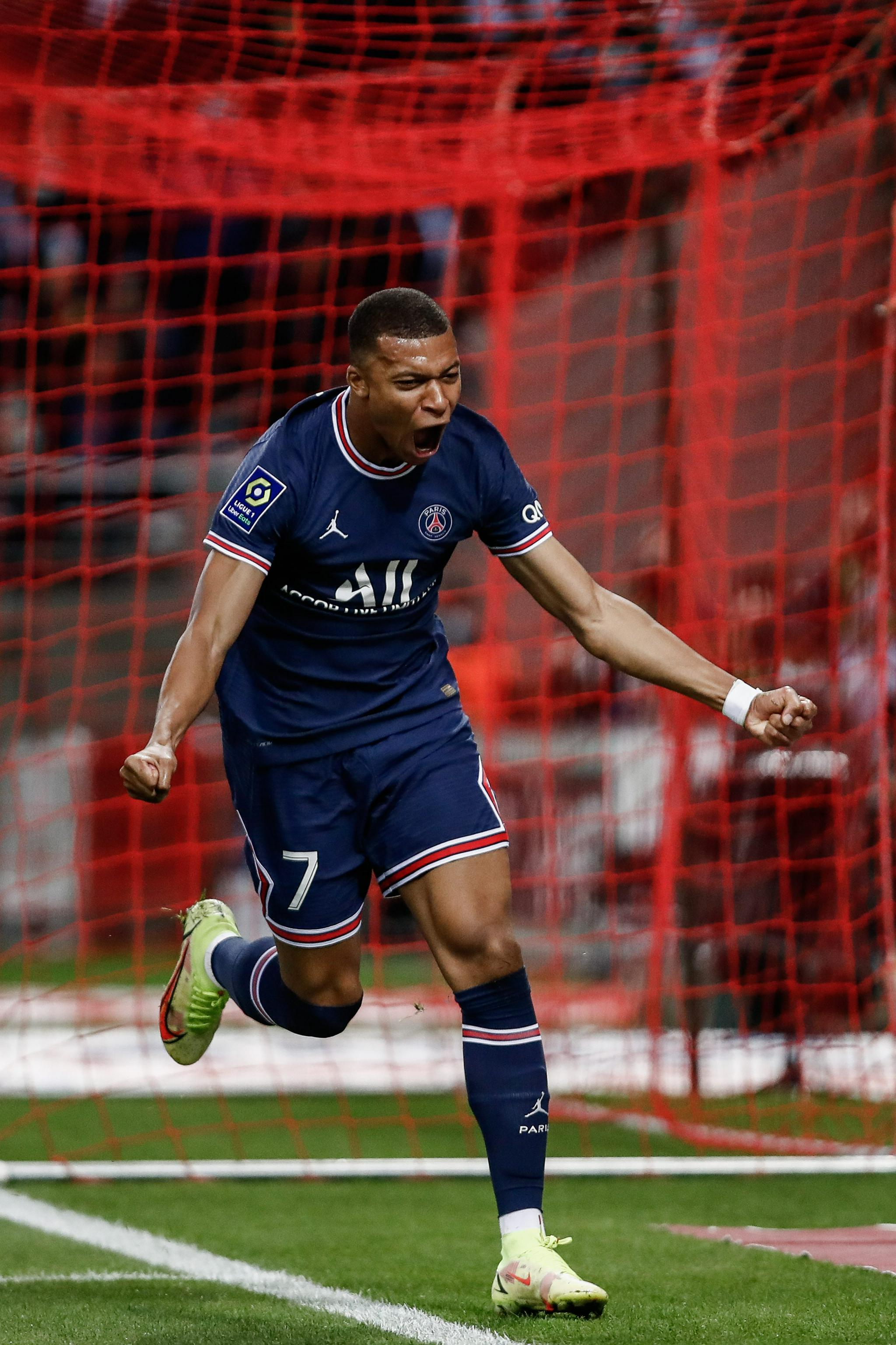 卖奖杯、卖主力、等收购，破产后的球队何去何从