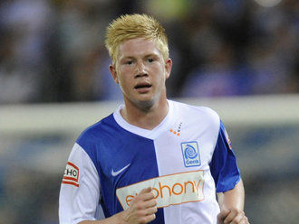 回顾曼联vs樱桃争议判罚：塞梅尼奥“锁喉”仅染黄，疑似多次手球（曼联对樱桃判罚惹争议：塞梅尼奥“锁喉”仅黄牌，多次疑似手球成焦点）