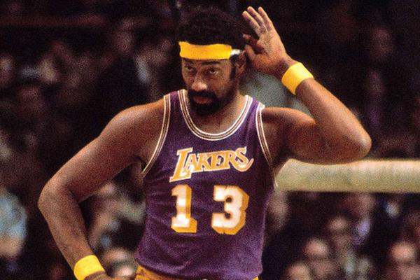 詹姆斯关键时刻稳住节奏（詹姆斯关键时刻掌控节奏）