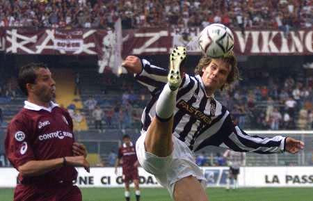 拜仁慕尼黑莱万多夫斯基帽子戏法（拜仁前锋莱万多夫斯基上演帽子戏法）