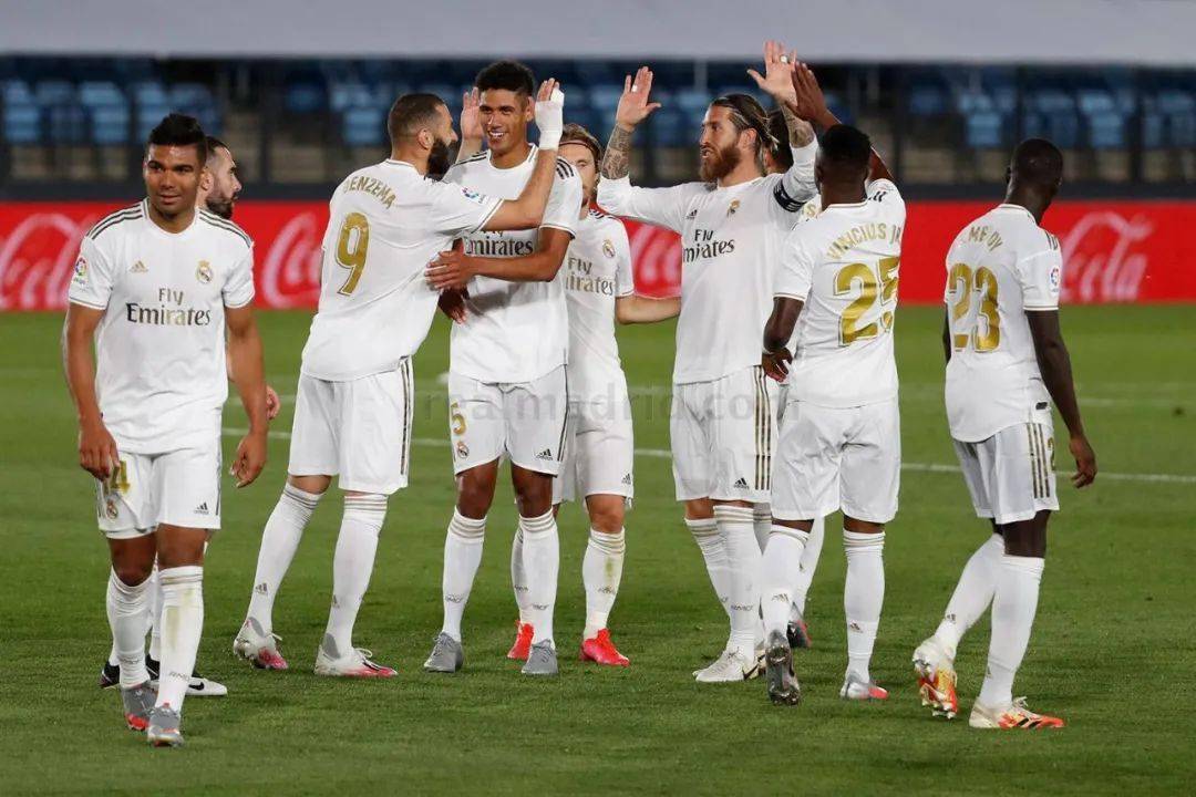 永远的科皇！拜仁在对阵圣保利赛前为科曼补办告别仪式（科皇不说再见！拜仁战圣保利前为科曼补办告别仪式）