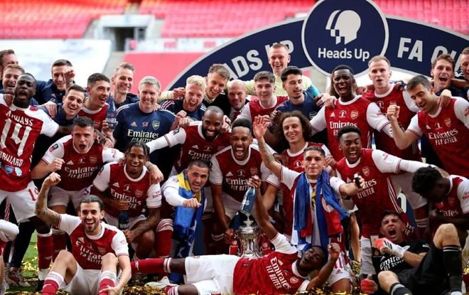 足球评论员兼作家，退役后的克拉默已在创作个人第二部小说