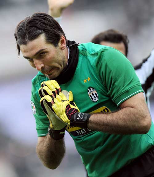 米体：卡利亚里门将卡普里莱受到了多家豪门俱乐部青睐（米兰体育报：多家豪门相中卡利亚里门将卡普里莱）