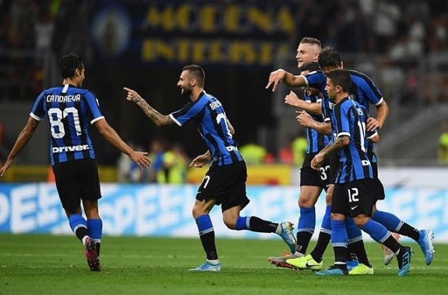 利物浦利用边路冲击打穿对手（利物浦两翼突击撕裂对手防线）