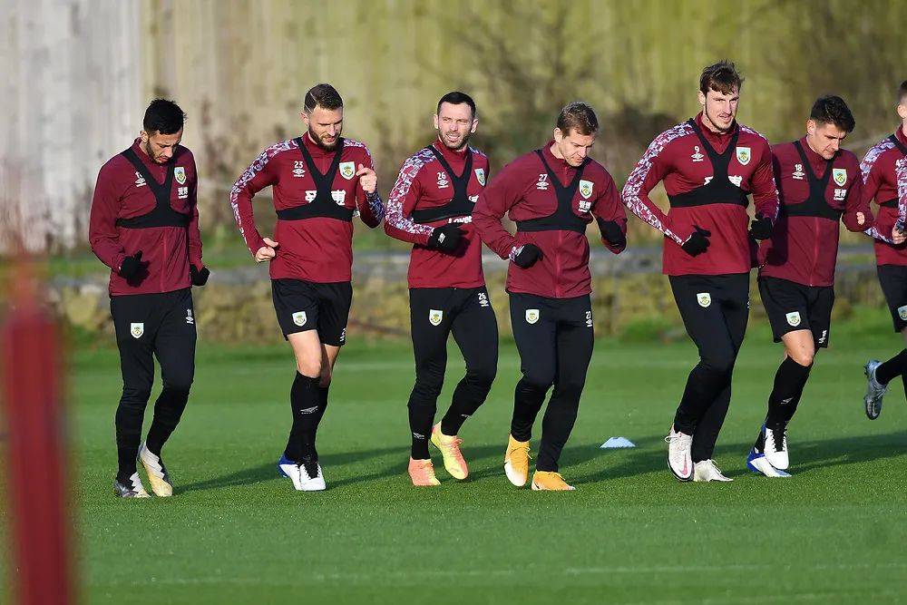 王楚钦WTT总决赛首日双赛（WTT总决赛首日，王楚钦连战两场）