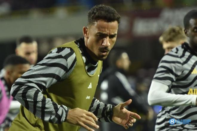 卡马文加宣布在安哥拉开办足球学院：回馈祖国对我的培养（卡马文加在安哥拉设立足球学院，以行动回报祖国栽培）