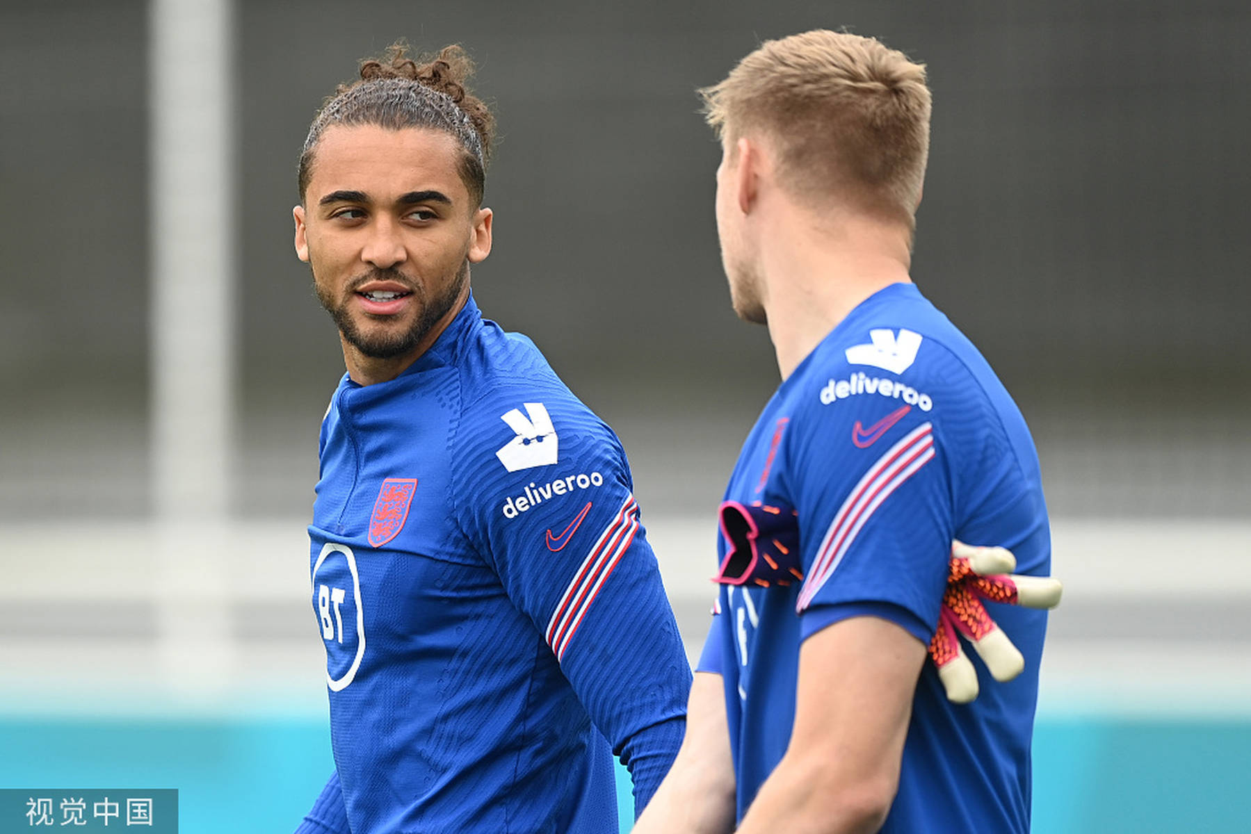 记者：如今国脚级球员税后拿100万甚至几十万年薪越来越普遍（记者：国脚级球员税后年薪百万甚至数十万日益普遍）